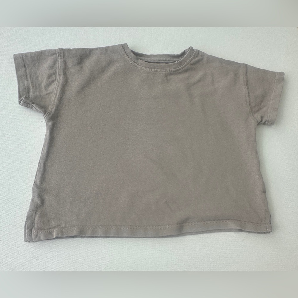 Zara girl’s plain, short-sleeved t-shirt.  Size 18-24M.